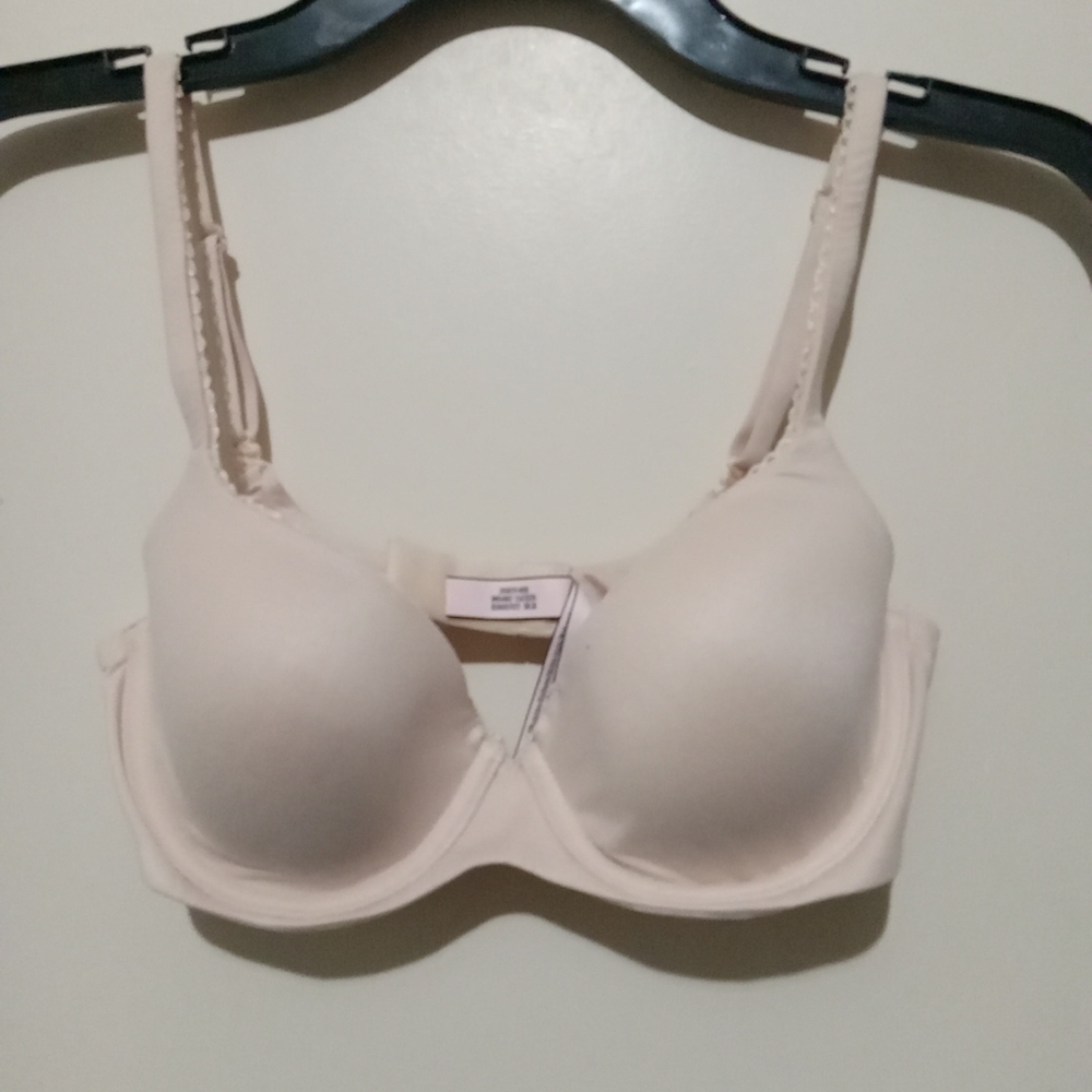 Victoria Secret Elegant Cream Underwire Bra 32D